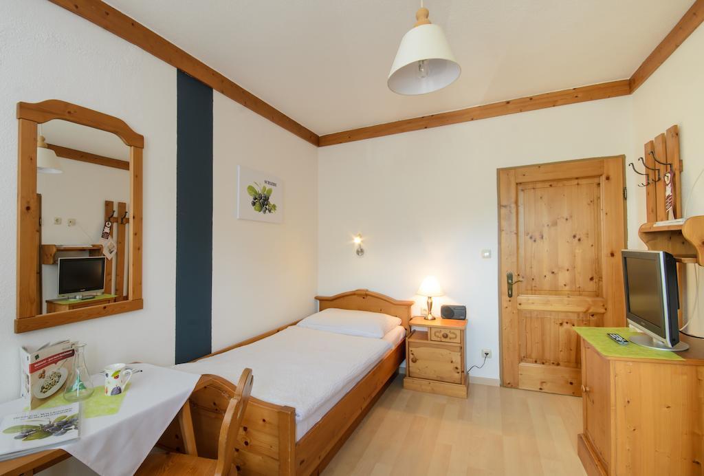 Wirtshausbrennerei Krenn Hotel Yspertal Room photo